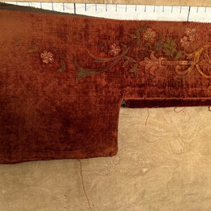 Fragmento de Terciopelo Antiguo con muchos bordados florales, algunos de los cuales han desaparecido. Es un fragmento victoriano muy temprano del siglo XIX. imagen 3
