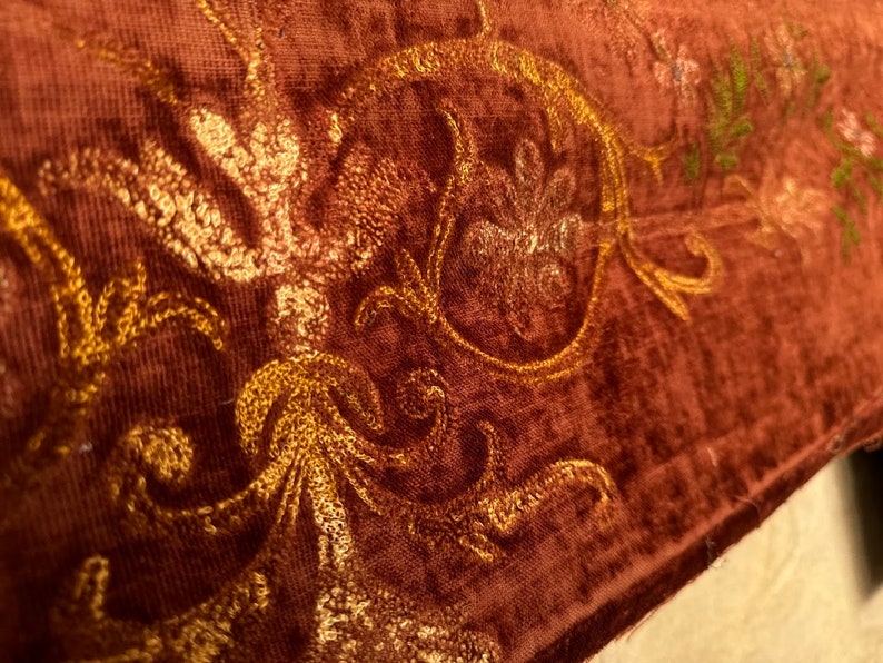 Fragmento de Terciopelo Antiguo con muchos bordados florales, algunos de los cuales han desaparecido. Es un fragmento victoriano muy temprano del siglo XIX. imagen 4