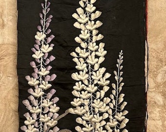 Pezzo di ricamo lilla/lavanda ricamato a mano in seta con influenza asiatica 43"x12"