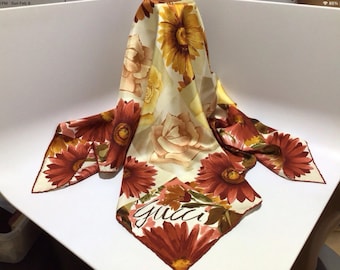 Beautiful GUCCI Signed SILK SCARF  ( 34” x 34” ) - Vintage /Spectacular