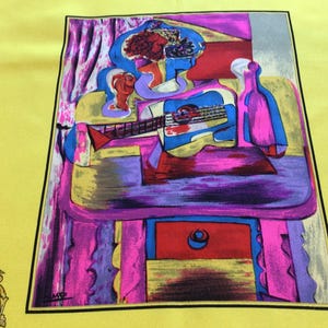 Puede incluir: Un pa&ntilde;uelo de seda colorido con una pintura de estilo cubista de una persona tocando la guitarra, con una botella y elementos de naturaleza muerta. La obra de arte est&aacute; sobre un fondo amarillo con un borde negro y acentos en rojo, rosa y azul.