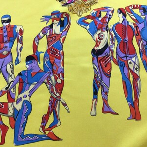Puede incluir: Una tela amarilla con un patr&oacute;n repetido de figuras estilizadas en poses din&aacute;micas. Las figuras est&aacute;n adornadas con colores vibrantes, incluyendo rojo, azul, morado y blanco, con notas musicales y formas geom&eacute;tricas.