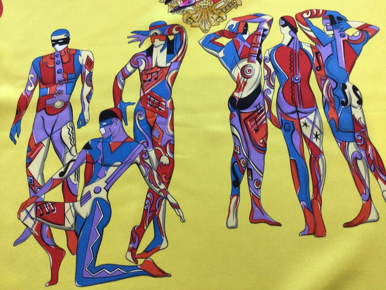 Puede incluir: Una tela amarilla con un patr&oacute;n repetido de figuras estilizadas en poses din&aacute;micas. Las figuras est&aacute;n adornadas con colores vibrantes, incluyendo rojo, azul, morado y blanco, con notas musicales y formas geom&eacute;tricas.