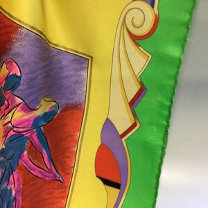Puede incluir: Un pa&ntilde;uelo de seda colorido con un dise&ntilde;o abstracto. El pa&ntilde;uelo presenta un bailar&iacute;n en tonos de rosa, azul y amarillo sobre un fondo rojo y morado. El borde es amarillo, con bordes verdes.