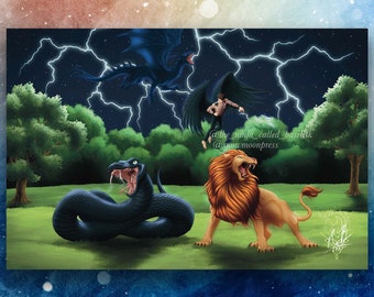 Puede incluir: Impresión artística de fantasía que representa una escena dramática con un dragón negro, una figura alada, un león rugiente y una gran serpiente negra. Los relámpagos destellan en el cielo nocturno sobre un paisaje verde con árboles.