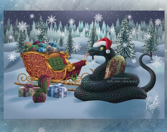 Puede incluir: Una serpiente negra con un gorro de Papá Noel y sosteniendo una caja de regalo se encuentra en una escena de bosque nevado. Un trineo rojo y dorado lleno de regalos se encuentra en el fondo. El texto "@spacemoonpress - the ninja called basilisk" se encuentra en la esquina inferior derecha de la imagen.