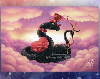 Puede incluir: Una serpiente negra con un sombrero de copa rojo y dorado y una pajarita roja, sosteniendo una caja de chocolates en forma de corazón que dice "Elise". La serpiente está volando a través de las nubes con una flecha dorada en su cola. El fondo es una puesta de sol rosa y púrpura.