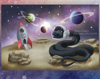 Puede incluir: Ilustración de una serpiente negra con un casco espacial sobre una superficie lunar, con un cohete y planetas en el fondo. El cohete tiene el texto "Elise's Pride". El fondo es una galaxia estrellada.
