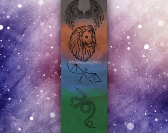 Puede incluir: Un marcador vertical con un fondo colorido. El marcador presenta un león, un dragón y una serpiente, todos en blanco y negro.