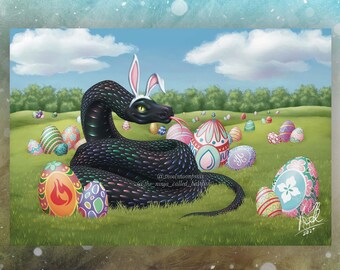 Puede incluir: Una serpiente negra con un brillo verde iridiscente que lleva orejas de conejo se sienta en un lecho de hierba verde rodeada de huevos de Pascua coloridos. La serpiente está mirando un huevo rosa y blanco con un diseño de flores. El texto "@snootmoonpress @the_ninja_called_basilisk" está escrito en la serpiente.