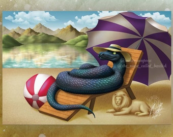 Puede incluir: Una serpiente negra con ojos verdes que lleva un sombrero de paja se relaja en una tumbona de madera bajo una sombrilla a rayas blancas y moradas. Un león se sienta en la arena junto a la tumbona. Un balón de playa está en primer plano. El texto '@swordmoonpress @the_ninja_called_basilisk' está en el fondo.