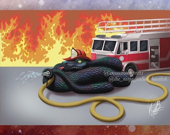 Puede incluir: Una serpiente negra y verde con un sombrero de bombero rojo sostiene una manguera de incendios amarilla y rocía agua sobre un incendio. La serpiente está delante de un camión de bomberos rojo con una escalera en la parte superior. El camión de bomberos está estacionado frente a una pared de llamas.