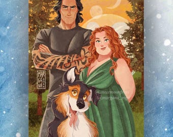 Puede incluir: Una ilustración digital de un retrato familiar con un hombre con tatuajes, una mujer con el pelo largo y rojo y un perro. El hombre lleva una camisa negra y la mujer un vestido verde. El perro es un collie tricolor con la lengua larga fuera. El fondo es una puesta de sol con una luna y estrellas.