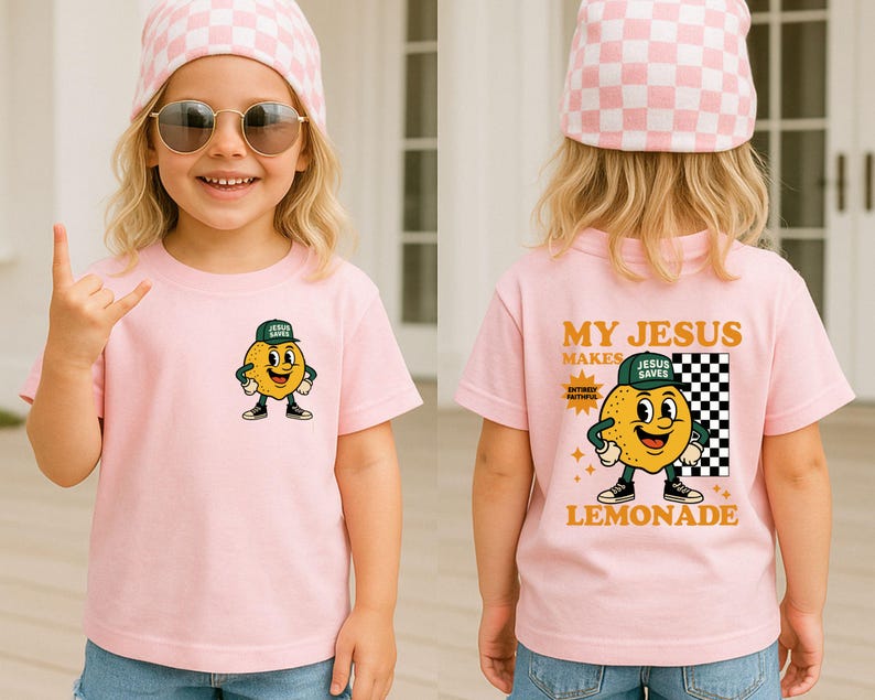 K&ouml;nnte beinhalten: Rosa kurz&auml;rmeliges T-Shirt mit einem Cartoon-Zitronen-Charakter, der eine gr&uuml;ne Kappe mit der Aufschrift "Jesus Saves" tr&auml;gt. Auf der R&uuml;ckseite des Shirts steht "My Jesus Makes Lemonade". Das Kind tr&auml;gt eine rosa-wei&szlig; karierte M&uuml;tze und eine Sonnenbrille.