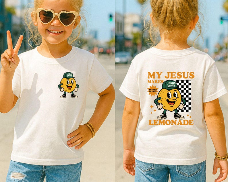 K&ouml;nnte beinhalten: Wei&szlig;es T-Shirt mit einer Cartoon-Zitrone, die eine gr&uuml;ne Kappe und Turnschuhe tr&auml;gt. Auf der Vorderseite des T-Shirts ist die Zitrone abgebildet. Auf der R&uuml;ckseite des T-Shirts steht der Text "MY JESUS MAKES LEMONADE".