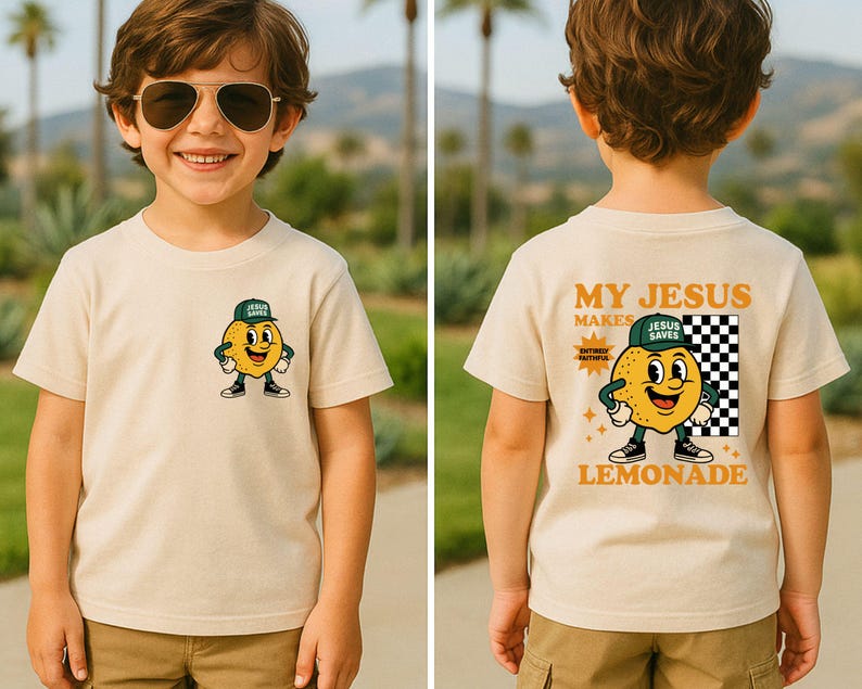 K&ouml;nnte beinhalten: Beiges T-Shirt mit einem Cartoon-Zitronen-Charakter, der eine gr&uuml;ne Kappe und schwarze Schuhe tr&auml;gt. Auf der Vorderseite des Shirts ist der Zitronen-Charakter zu sehen, w&auml;hrend auf der R&uuml;ckseite "My Jesus Makes Lemonade" mit einem Schachbrettmuster steht.