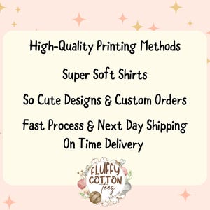 Puede incluir: Un fondo rosa claro con formas de estrellas y diamantes. Un rect&aacute;ngulo color crema contiene el texto "High-Quality Printing Methods", "Super Soft Shirts", "So Cute Designs & Custom Orders", "Fast Process & Next Day Shipping" y "On Time Delivery". El logotipo de Fluffy Cotton Teez est&aacute; en la parte inferior.
