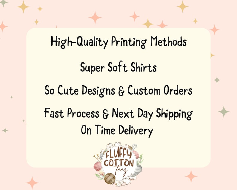 Puede incluir: Un fondo rosa claro con formas de estrellas y diamantes. Un rect&aacute;ngulo color crema contiene el texto "High-Quality Printing Methods", "Super Soft Shirts", "So Cute Designs & Custom Orders", "Fast Process & Next Day Shipping" y "On Time Delivery". El logotipo de Fluffy Cotton Teez est&aacute; en la parte inferior.