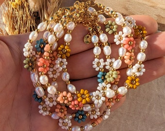 Buntes Perlenarmband mit Blumen | Gänseblümchen Armband | Süßwasserperlen, Geburtstagsgeschenk für Schwester, Muttertagsgeschenk