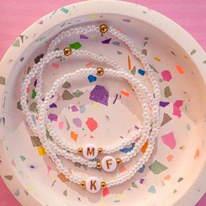 Armband mit Buchstabe, Initialen, Perlenarmband, Name, Freundschaftsarmband, Geschenkidee