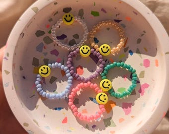 Bunte Ringe, Perlenring elastisch, happy face ,Glücksbringer  Geschenkidee Schwester, Freundin