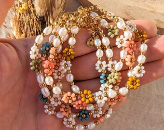 Buntes Perlenarmband mit Blumen | Gänseblümchen Armband | Süßwasserperlen, Geburtstagsgeschenk für Schwester, Muttertagsgeschenk