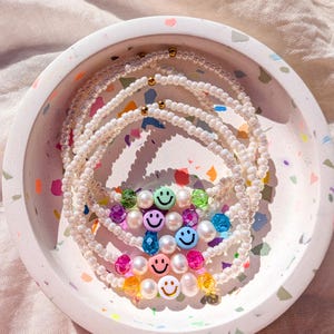 Personalisiertes Armband, buntes Perlenarmband, Happy Face, Freundschaftsarmband, Geschenk für Schwester, Mama, Freundin