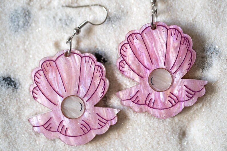 Musslor med pärlörhängen, akrylörhängen, pastellfärgade örhängen, strandörhängen, snäckskalörhängen, udda örhängen, havsörhängen, laserskurna bild 3