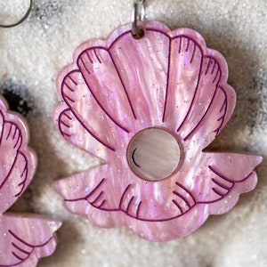 Musslor med pärlörhängen, akrylörhängen, pastellfärgade örhängen, strandörhängen, snäckskalörhängen, udda örhängen, havsörhängen, laserskurna bild 5
