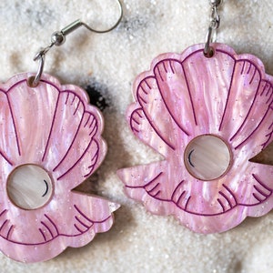 Musslor med pärlörhängen, akrylörhängen, pastellfärgade örhängen, strandörhängen, snäckskalörhängen, udda örhängen, havsörhängen, laserskurna bild 2
