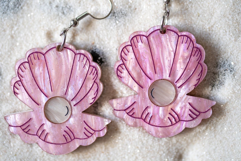 Musslor med pärlörhängen, akrylörhängen, pastellfärgade örhängen, strandörhängen, snäckskalörhängen, udda örhängen, havsörhängen, laserskurna bild 2