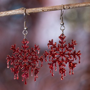 Blutige Schneeflocke Ohrringe, gruselige Weihnachtsohrringe, tropfendes Blut Ohrringe, fröhliche Creepmas Ohrringe, glitzernde Ohrringe, Gothic Ohrringe