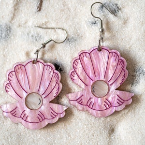 Musslor med pärlörhängen, akrylörhängen, pastellfärgade örhängen, strandörhängen, snäckskalörhängen, udda örhängen, havsörhängen, laserskurna bild 1