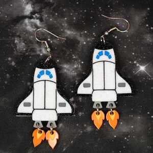 Örhängen i akryl med rymdfärja, örhängen i akryl med raket, smycken med astronautmotiv, örhängen i raketskepp, örhängen i yttre rymden, sci-fi-örhängen