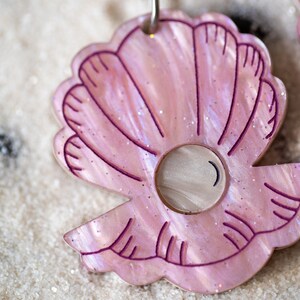 Musslor med pärlörhängen, akrylörhängen, pastellfärgade örhängen, strandörhängen, snäckskalörhängen, udda örhängen, havsörhängen, laserskurna bild 4