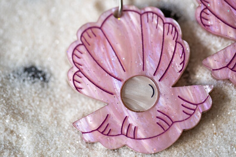 Musslor med pärlörhängen, akrylörhängen, pastellfärgade örhängen, strandörhängen, snäckskalörhängen, udda örhängen, havsörhängen, laserskurna bild 4