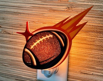 Veilleuse 3D « Football » fabriquée à la main | Décoration sportive | Inspiré de la NFL | Cadeau homme des cavernes | Décoration de chambre d'enfant | Superbowl | Gameday Designs™