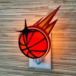 Veilleuse 3D artisanale « Basketball » | Inspiré de la WNBA NBA | L&#39;homme des cavernes | Décoration de chambre d&#39;enfant | Décoration sportive | Slam Dunk | Gameday Designs™