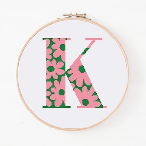 文字 K、クロスステッチのアルファベットパターン、花のモノグラム、カウントクロスステッチ、イニシャル刺繍、簡単なクロスパターン、デジタルダウンロード PDF
