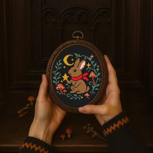Patrón de punto de cruz de conejito gótico, luna y hongo, patrón de animales del bosque, liebres de Pascua, lindos animales de granja, bordado floral de conejito en PDF