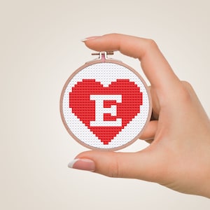 Conjunto de 26 patrones de punto de cruz de corazón, patrón de punto de cruz de San Valentín, bordado inicial moderno, descarga digital en PDF, mini alfabetos