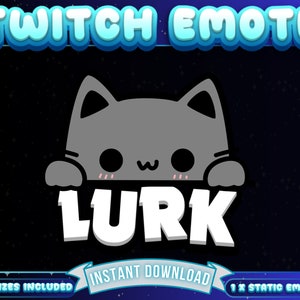 Puede incluir: Un gato gris con mejillas rosadas asoma por encima de la palabra blanca "Lurk" sobre un fondo azul oscuro con estrellas blancas. El texto "Twitch Emote" está en la parte superior de la imagen en una fuente de burbuja azul. El texto "4 Sizes Included" está en la parte inferior izquierda y "1x Static Emote" está en la parte inferior derecha.