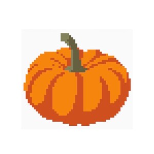 Może przedstawiać: Ilustracja w stylu pixel art przedstawiająca dynię w odcieniach pomarańczu z ciemnozieloną łodygą. Projekt charakteryzuje się blokową, cyfrową estetyką z wyraźnymi kwadratowymi pikselami tworzącymi zaokrąglony kształt i pionowe żebra warzywa.