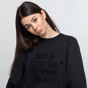 Gewoon een klein Ray of Pitch Black-Blackout Gothic Halloween-sweatshirt