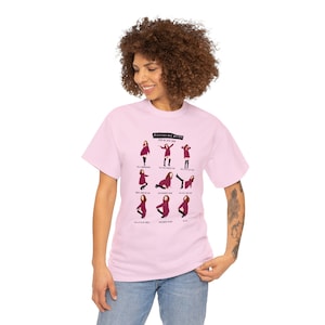 Puede incluir: Camiseta rosa claro con un gráfico que muestra una serie de poses y el texto "A BITCH'S HOT MESS STEP-BY-STEP GUIDE". El gráfico muestra a una mujer con un vestido granate en varias poses.