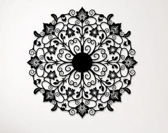 Arte de parede em metal com mandala floral, decoração moderna para jardim.