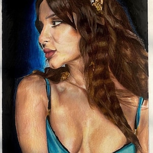 Può includere: Un disegno a matita di una donna con lunghi capelli castani che indossa un reggiseno blu con pizzo nero. Sta guardando a sinistra del fotogramma e ha una fascia dorata nei capelli.