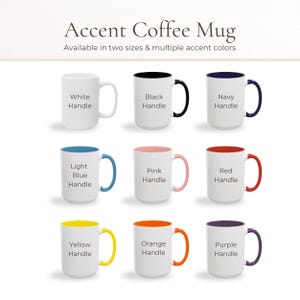 Puede incluir: Tazas de caf&eacute; blancas con asas de varios colores, incluyendo negro, azul marino, azul claro, rosa, rojo, amarillo, naranja y morado. El texto dice "Accent Coffee Mug" y "Disponible en dos tama&ntilde;os y m&uacute;ltiples colores de acento".