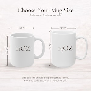 Puede incluir: Se muestran dos tazas de cer&aacute;mica blanca de diferentes tama&ntilde;os, con medidas en cm. La taza m&aacute;s peque&ntilde;a mide 8 cm de ancho y 9,5 cm de alto, con capacidad para 11 oz. La taza m&aacute;s grande mide 8,6 cm de ancho y 12,1 cm de alto, con capacidad para 15 oz. Texto: apto para lavavajillas y microondas.