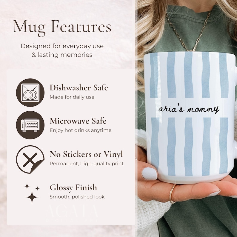 Puede incluir: Taza de cer&aacute;mica blanca con rayas verticales azul claro y el texto "aria's mommy" en escritura negra. La taza es apta para lavavajillas y microondas, con un acabado brillante. Dise&ntilde;ada para el uso diario.